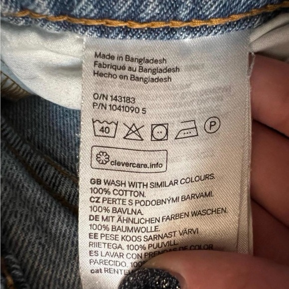 H&M Loose Mom Jeans with Distressed Details - Picture 5 of 6